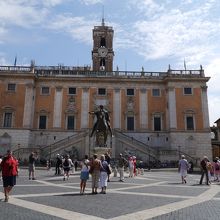 中心にはマルクス・アウレリウス像