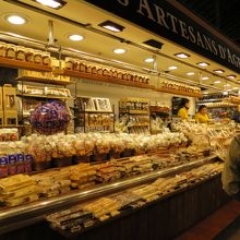 市場の内部（ナッツ類）