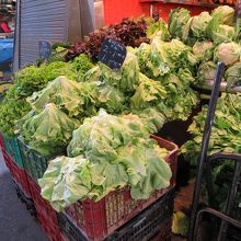 場外の野菜売り