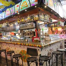 市場内部のバル
