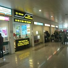 手前の2軒にバスmapが売ってたらしい、奥は両替。