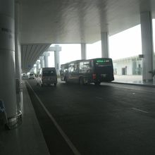 前後に英語表記の電光看板の付いた黒い大型バスです。