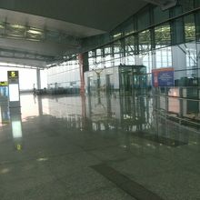 2階(出発階)は5番の先で停まります。