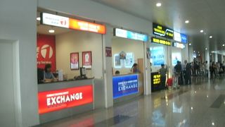 両替は入国を果たした後になります。