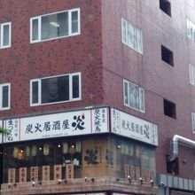 ビル２階にあります