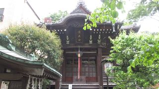 浜町公園内の南西側にある日蓮宗の寺院です