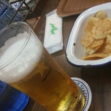 サービスのポテトチップスとともに