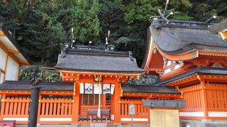 朱い建物と八咫烏