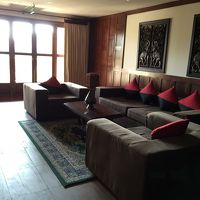 エレベーター乗り場にあるソファ