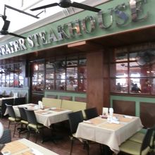 アーケード側の外の席