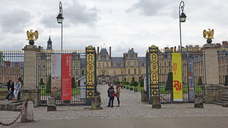 豪華な宮殿をゆったりと鑑賞できます。庭園巡りも忘れずに。