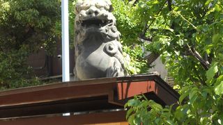 昨年100歳を迎えた獅子狛犬像