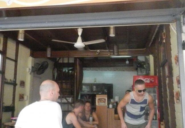 またここでパッタイを食べる