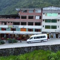 右側の白いビルがVarayoc