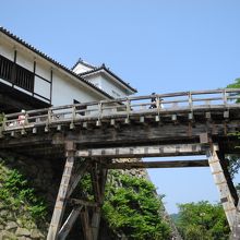 彦根城と木製の橋