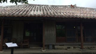 登録有形文化財（建築物）の古民家で頂く沖縄そば。