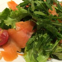 ルッコラとスモークサーモンのサラダ
