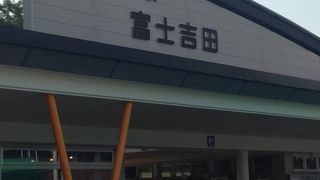 富士の天然水を自由に汲める道の駅