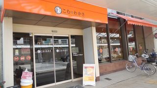 商店街の庶民的なパン屋さん