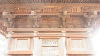 バスを降りると境内はすぐ