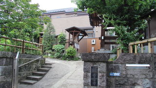 狂歌師・平秩東作の墓があります