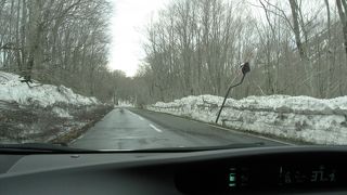 5月初旬、まだ雪が残っています。