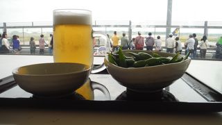 滑走路側の席は空き多数