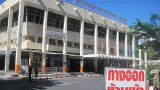 パタヤ行きのバス、本数は多いですが、すぐ満員になります