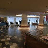 広いフロント。ペッパーもいた。