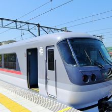 なかなかカッコいい特急車両