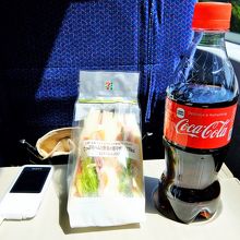 この日はサンドイッチを駅で購入しました。