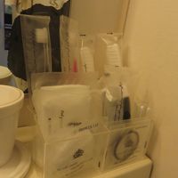 歯ブラシ、シャワーキャップ、シェーバー、スポンジ、髪止め？