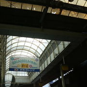 丸亀駅そばの屋根がきれいなアーケード街