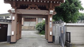 今は鉄筋コンクリート造のコンパクトな建物