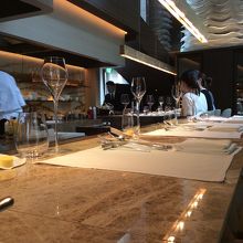 1階は14席のこじんまりとした店内です。