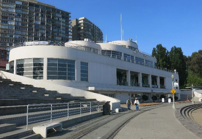 船のような建物