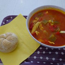 トマトベースのチキンスープ。　おススメです。