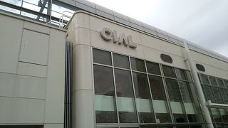 JR桜木町駅構内　根岸線の高架下にある商業施設