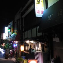 路地にあります