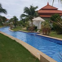 ビラの間を川のようなプールが。