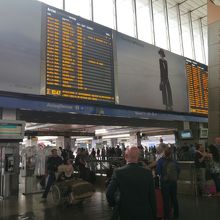 発着するホームは直前で変更される事があります