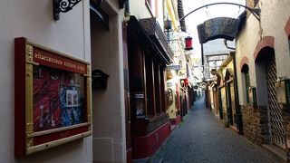 可愛らしい建物が並んでます。