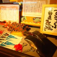 夜は、スコップ三味線のショーを楽しめます!