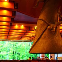 岡本太郎の作品が飾ってあるホール