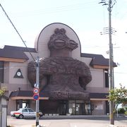 駅舎のインパクトが凄い!!　シャコちゃんに守られてる駅