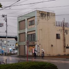 三沢空港行きのバス停は、駅前の床屋さんの前です