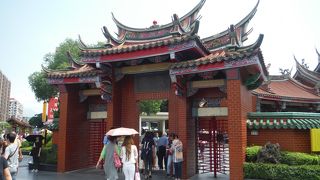 派手な色遣いのお寺