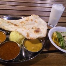 ラッシー以外、全てお代わり自由です