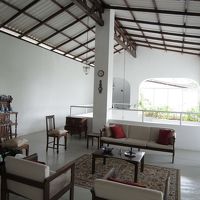 天井の高いロビースペースには、スリランカの伝統家具が