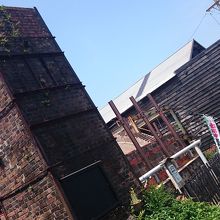 常滑の陶磁器を焼くレンガ造りの煙突を見て回れます。